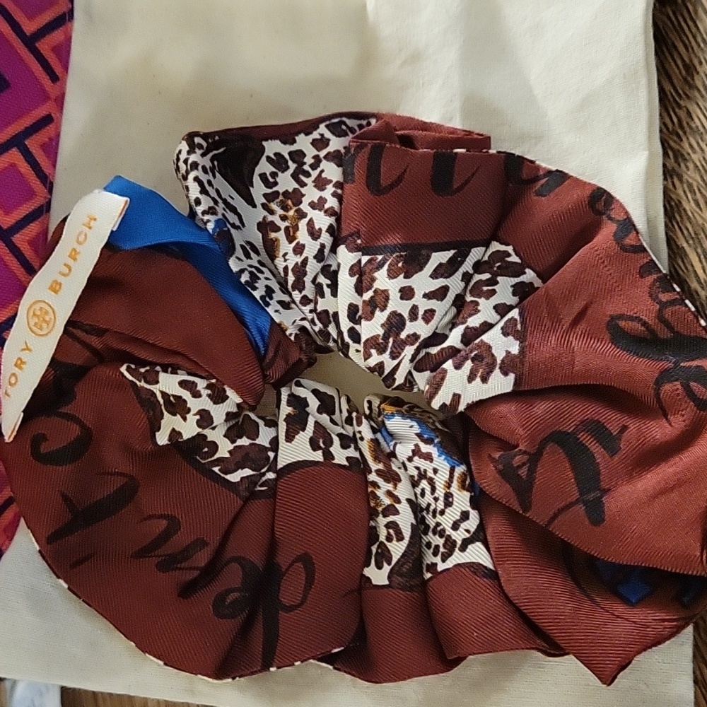 TORY BURCH SCRUNCHIE NWOT - Picture 4 of 5